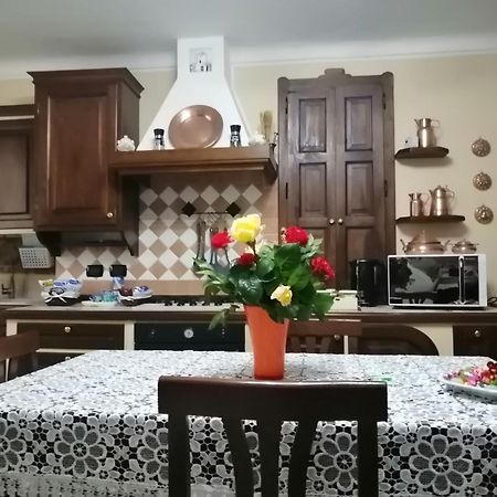 Holiday House Antica Dimora Soggiorni In Langa Centro Storico Ла Морра Экстерьер фото