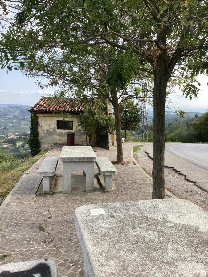 Holiday House Antica Dimora Soggiorni In Langa Centro Storico Ла Морра Экстерьер фото