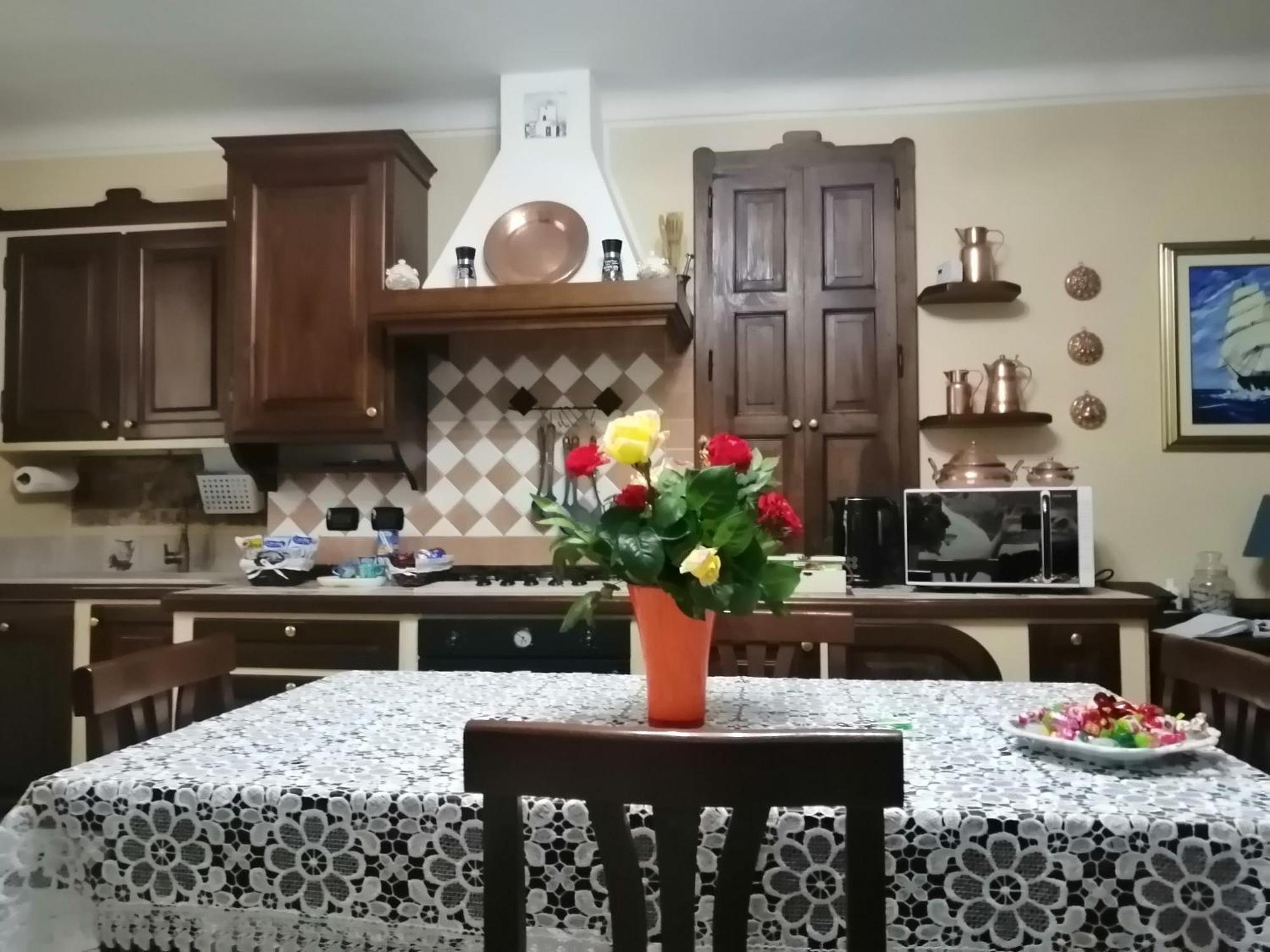 Holiday House Antica Dimora Soggiorni In Langa Centro Storico Ла Морра Экстерьер фото